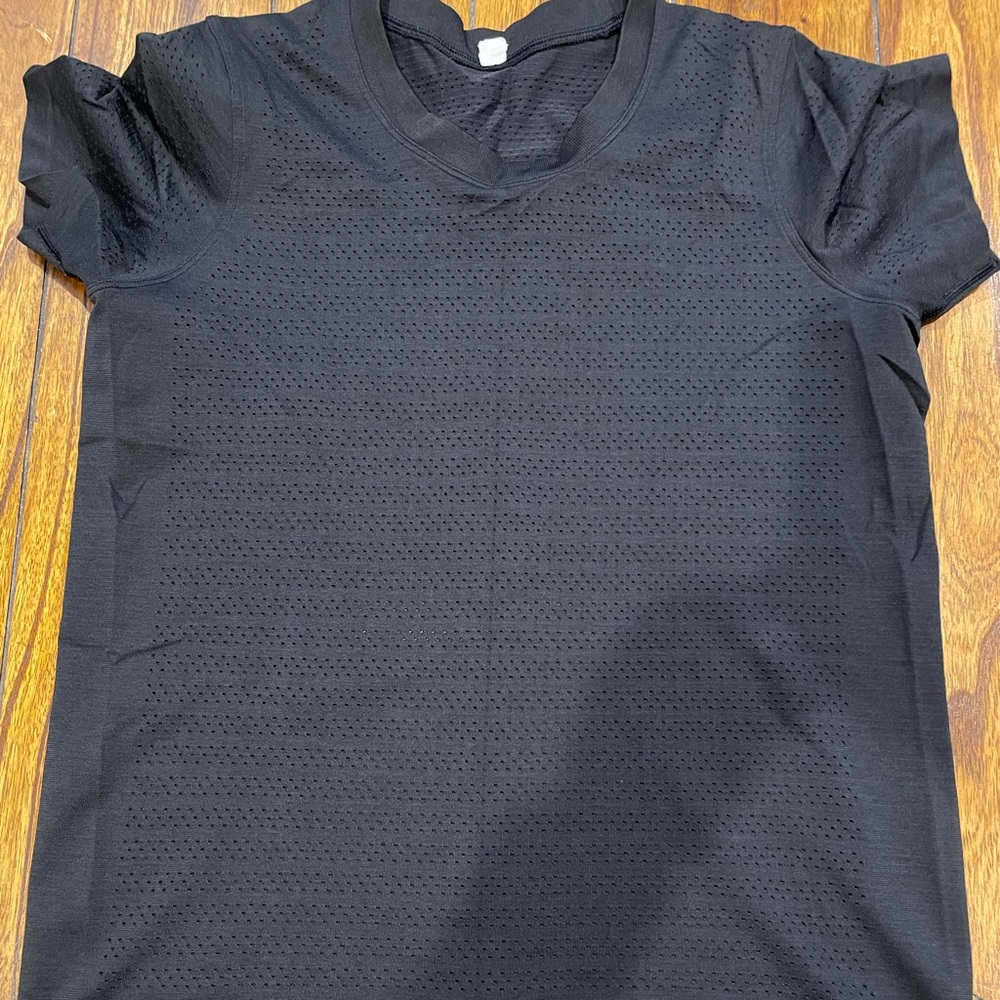 Lululemon run swiftly breeze short sleeve tshirt size 8